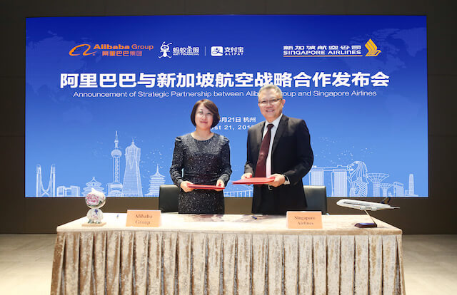 Ms Angel Zhao, President of Alibaba Global Business Group, Vice President of Alibaba Group and President of Fliggy (Left), and Mr Mak Swee Wah, Singapore Airlines Executive Vice President Commercial, at the launch ceremony of the strategic collaboration between Alibaba Group and Singapore Airlines